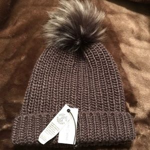 Chunky Stitch Beanie with Faux Fur Pom
T&B